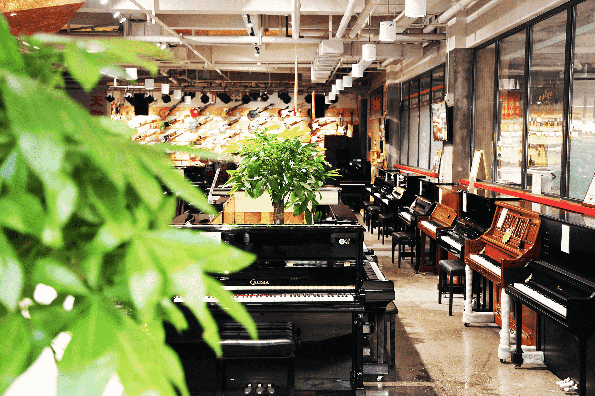 西安鋼琴專賣店分享彈奏半音階時(shí)手會上下顛簸